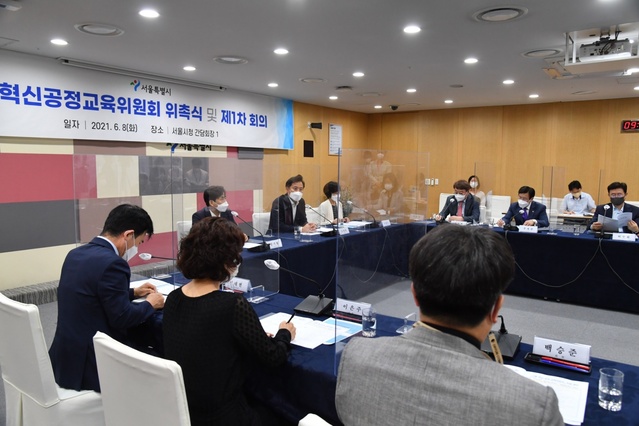 ▲ 최첨단 과학기술과 교육서비스 접목을 내세운 '서울 혁신·공정교육위원회'가 8일 공식 출범했다. 사진은 위원 위촉식 모습. ⓒ서울시 제공
