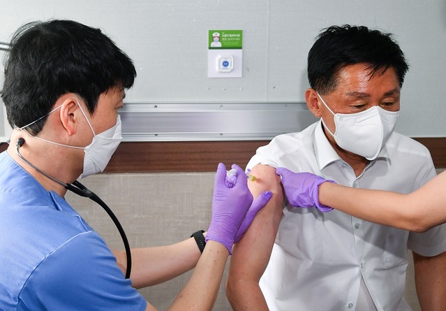 ▲ 최충진 청주시의회의장이 지난 7일 관내 병원에서 아스트라제네카 백신을 맞고 있다.최 의장은 “코로나19 예방접종예약이나 정보전달과정에 불편한 점 등을 살피고 해결하는 일에 최선을 다하겠다”며 “접종은 일상회복의 출발점으로 나와 가족, 이웃의 안전을 위해 시민분들이 백신을 안심하고 맞길 바란다”고 말했다.ⓒ청주시의회