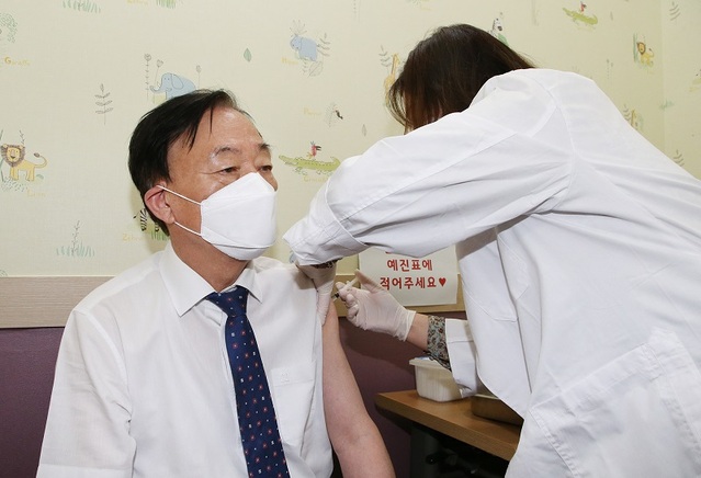 ▲ 설동호 대전시교육감이 지난 7일 대전 A병원에서 아스트라제네카(AZ) 백신을 접종하고 있다.ⓒ대전시교육청