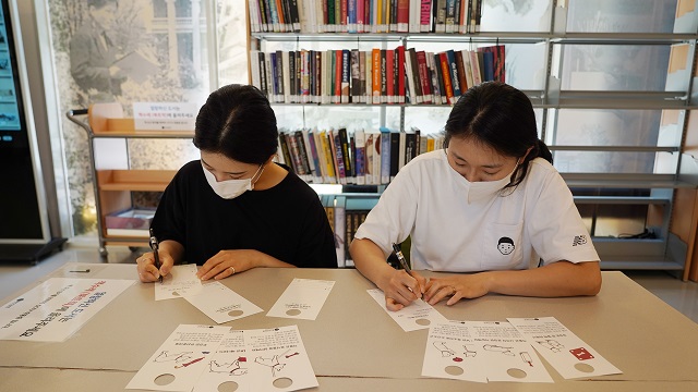 ▲ 경주엑스포대공원 솔거미술관을 방문한 관람객들이 전시를 둘러본 후 감상기록카드를 작성하고 있다.ⓒ경주엑스포