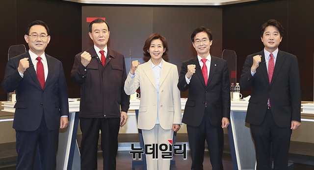 ▲ 국민의힘 6·11 전당대회 당원 투표가 시작된 지난 7일 오후 (왼쪽부터)주호영·홍문표·나경원·조경태·이준석 당대표 후보가 TV조선 주관 토론회에 앞서 오른 주먹을 쥐고 포즈를 취하고 있다.ⓒ이종현 기자