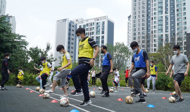 ▲ 지난 5일 서울 마포프레스티지자이 아파트에서 열린 'FC서울과 함께하는 찾아가는 축구교실' 행사에 참여한 입주민들이 축구 기술을 배우고 있다. ⓒ GS건설