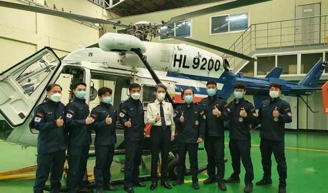 ▲ 대전시는 4년간 620시간 무사고를 달성한 대전소방항공대 소속 정명교, 이준희 조종사에게 시장 표창을 전수했다.ⓒ대전소방본부