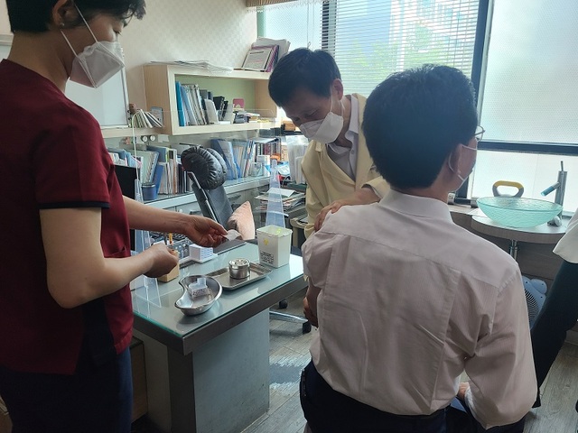 ▲ 더불어민주당 정정순 의원(충북 청주 상당)이 9일 코로나19 예방을 위한 백신을 맞았다. 정 의원은 이날 정부의 60∼64세 1차 접종 시책에 따라 주거지 동네 의원에서 아스트라제네카(AZ) 백신을 맞았다. 정 의원은 “백신은 안 맞는 것보다는 맞는 것이 자신의 건강유지와 사회 안전 차원에서 훨씬 유리하다”며 “지금 전 국민적으로 접종예약률이 높아지고 있는 만큼 많은 분들이 접종해서 마스크를 벗는 일상으로 돌아가는 시기를 앞당겨야 한다”고 밝혔다.ⓒ정정순 의원실