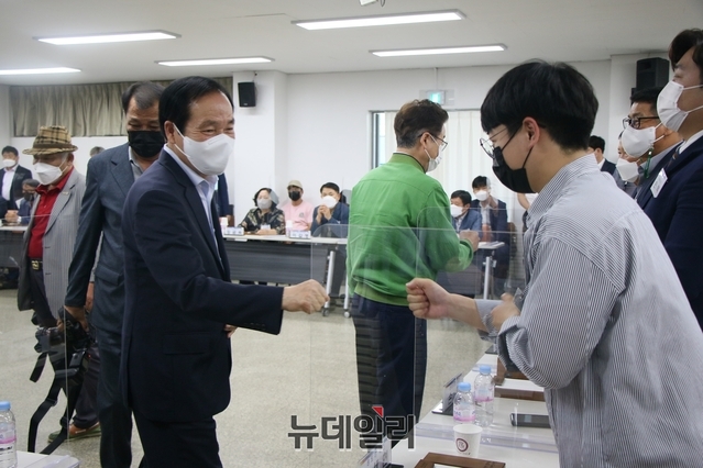 ▲ 김주수 의성군수(왼쪽)가 ‘새바람 행복버스 현장 간담회’에서 청년 대표들과 주먹치기를 나누고 있다.ⓒ뉴데일리