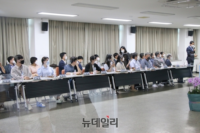 ▲ 의성에서 활동하는 청년사업가들은 “외부 청년의 유입 정책도 좋지만 지역에 이미 들어온 청년들이 지속적으로 활동할 수 있도록 문화‧생활‧주거 등 실질적인 후속지원 사업이 필요하다”는 제안을 했다.ⓒ뉴데일리