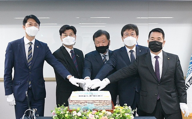 ▲ 9일 세종시 어진동 세종시체육회에서 열린 법인단체 출범식에서 참석자들이 떡을 자르고 있다. 좌측부터 이태환 세종시의장, 이춘희 세종시장, 정태봉 세종시체육회장, 최교진 세종교육감, 이두식 세종시상공회의소 회장.ⓒ세종시