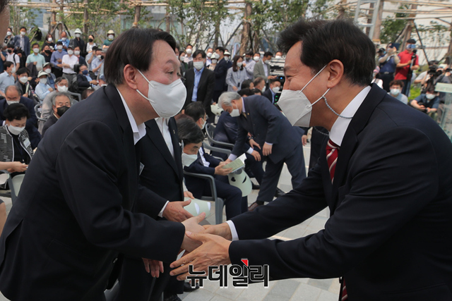 ▲ 윤석열 전 검찰총장이 9일 오후 서울 중구 남산예장공원에서 진행된 우당(友堂) 이회영 기념관 개관식에 참석해 오세훈 서울시장과 악수하고 있다.ⓒ강민석 기자