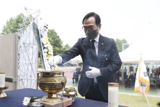 ▲ 6·25전쟁 최대의 격전지였던 백마고지에서 강승위 소위, 안영권 하사와 함께 박격포탄과 수류탄을 가지고 적진으로 돌격해 진지 3개를 파괴하고 산화한 고 오규봉 하사의 추모행사가 9일 천안성환초등학교에서 열렸다. 박상돈 시장이 고 오봉규 하사 추모행사에서 헌화, 분양하고 있다.ⓒ천안시