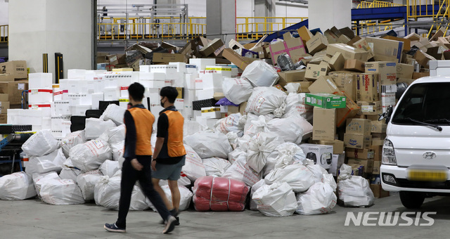 ▲ 전국택배노조 조합원들이 무기한 파업에 돌입한 9일 서울 송파구 서울복합물류센터에 택배 관계자들이 작업을 하고 있다. ⓒ뉴시스