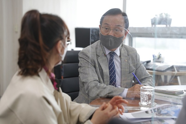 ▲ 박상돈 천안시장이 특이 또는 고질 민원처리를 위해 열린시장실을 매주 목요일마다 운영하면서 시민들로부터 좋은 반응을 얻고 있다. 박 시장이 한 여성시민과 민원을 상당하고 있다.ⓒ천안시