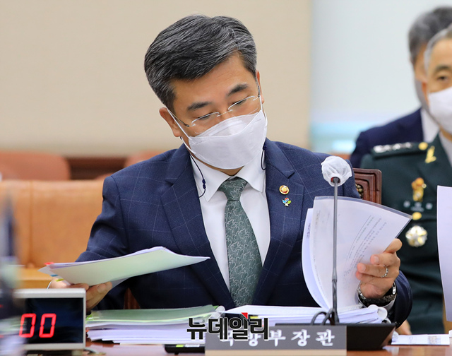 ▲ 서욱 국방부 장관이 9일 오전 국회에서 열린 국방위원회 전체회의에 출석해 공군 성폭력 관련 긴급 현안보고를 앞두고 정상화 공군참모차장과 대화하고 있다. ⓒ이종현 기자 (사진=공동취재단)
