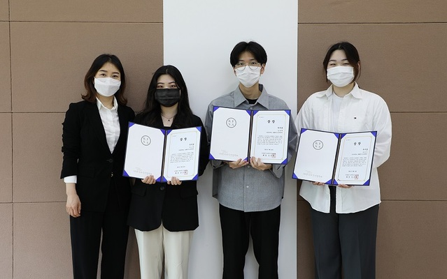 ▲ 사진 왼쪽이 지도교수 이원옥 교수, 우수상을 받은 1학년 박소희, 김동현, 양은서 학생.ⓒ서원대