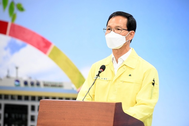 ▲ 조병옥 충북 음성군수가 9일 청소대행업체 비위와 관련해 긴급 브리핑을 하고 있다. ⓒ음성군