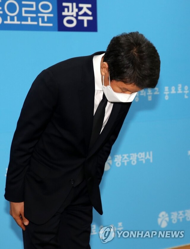 ▲ 정몽규 HDC그룹 회장이 10일 오전 광주시청 브리핑룸에서 광주 철거건물 붕괴 사고 관련 기자회견하며 고개를 숙이고 있다. HDC(현대산업개발)는 전날 9명이 숨지고 8명이 다친 사고 발생지인 주택재개발 정비사업의 시공사다. ⓒ 연합뉴스