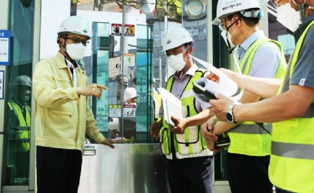 ▲ 김경철 대전도시철도공사 사장이 용문역 등에서 장마철 집중호우에 대비해 안전점검을 하고 있다.ⓒ대전도시철도공사