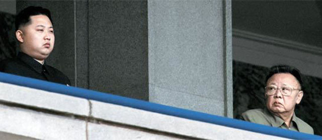 ▲ 2010년 10월 10일 노동당 창건 열병식 때 김정은을 쳐다보는 김정일. ⓒ뉴시스 로이터. 무단전재 및 재배포 금지.