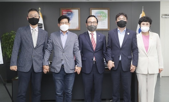 ▲ 천안삼거리몀품화사업 사업축소룰 놓고 극심한 갈등을 빚어온 충남 천안시와 천안시의회가 10일 바닥분수를 사업내용에 포함시키기로 전격 합의했다. 사진 왼쪽부터 김선태 원내대표(국민의힘), 정도희 부의장, 박상돈 천안시장, 황천순 시의회 의장, 유영진 원내대표(민주당).ⓒ천안시