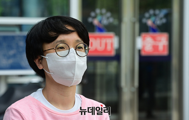 ▲ 서울시 광화문광장 재구조화 사업 취소 소송이 각하된 뒤 서울행정법원 앞에서 취재진과 인터뷰 중인 윤은주 경실련 부동산건설개혁본부 간사. ⓒ정상윤 기자