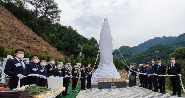 ▲ 육군 특수전사령부가 10일 충북 영동군 상촌면 물한리 민주지산 자락에 민주지산 안보공원을 개장하고, ‘특전 호국 영령 추모탑’ 제막식을 하고 있다.ⓒ육군 특수전사령부