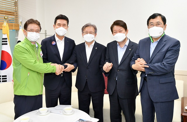 ▲ 왼쪽부터 이철우 경북도지사, 이강덕 포항시장, 권칠승 중소벤처기업부 장관, 권영진 대구시장, 주낙영 경주시장.ⓒ포항시