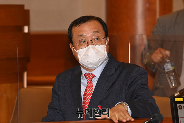 ▲ 임성근 전 부산고법 부장판사가 10일 헌법재판소 대심판정에서 열린 탄핵심판 사건 첫 변론기일에 출석했다. ⓒ강민석 기자