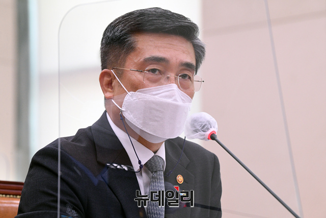 ▲ 성추행 피해자인 공군 여중사의 자살 사건과 관련, 서욱 국방부장관이 9일에 이어 10일 이틀 연속 국회에 출석해 