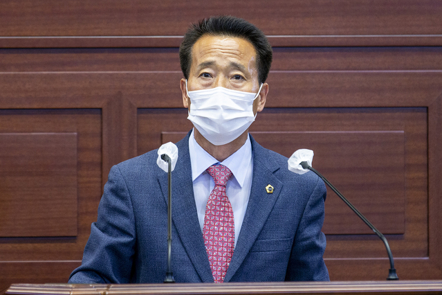 ▲ 경북도의회 행정보건복지위원회 김상조 의원(국민의힘, 구미)은 10일 제324회 경북도의회 제1차 정례회 본회의 도정질문에 나서 경북도 출자출연기관 통폐합을 강하게 촉구했다.ⓒ경북도의회