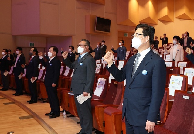 ▲ 양승조 충남도지사와 김명선 충남도의장, 김지철 충남도교육감이 10일 열린 ‘제34주년 6‧10 민주항쟁 기념식’에 참석해 그날의 의미와 뜻을 되새기고 있다.ⓒ충남도