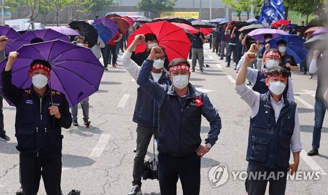 ▲ 지난달 18일 충남 아산시 탕정면 삼성디스플레이 아산 2캠퍼스 앞에서 삼성디스플레이 노조원들이 임금협상 결렬 관련 규탄 집회를 하고 있는 모습. ⓒ연합뉴스