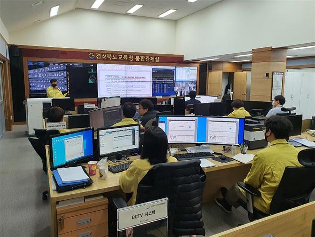 ▲ 경북교육청(교육감 임종식)은 11일부터 12일까지 이틀 동안 정전으로 인한 비상 상황에 대비한 ‘교육정보시스템 재난·재해 대비 모의 훈련’을 갖는다. 사진은 지난해 교육정보시스템 재난·재해 대비 모의훈련을 위한 브리핑 모습.ⓒ경북교육청