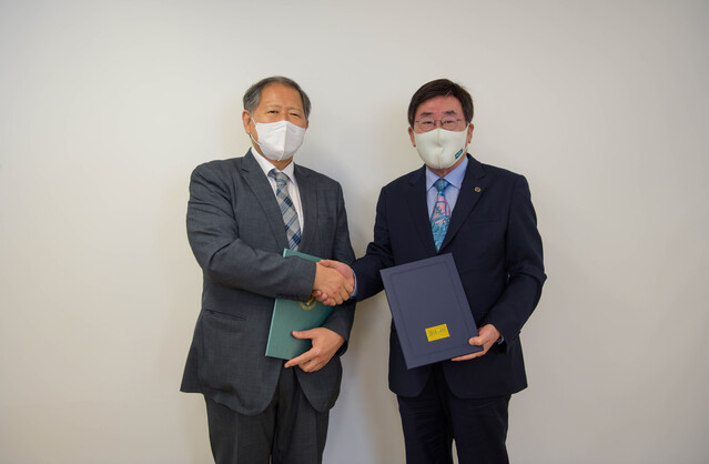 ▲ 노병수(오른쪽) 영남일보 사장과 이근용 대구사이버대 총장(왼쪽)이 10일 영남일보에서 상호 교류 협약서를 체결한 뒤 악수를 하며 기념촬영을 하고 있다. ⓒ대구사이버대