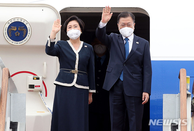 ▲ 영국 G7 정상회의 및 오스트리아, 스페인 국빈방문을 위해 출국하는 문재인 대통령과 부인 김정숙 여사가 11일 오후 경기도 성남시 서울공항에서 전용기에 올라 손을 흔들고 있다. ⓒ뉴시스