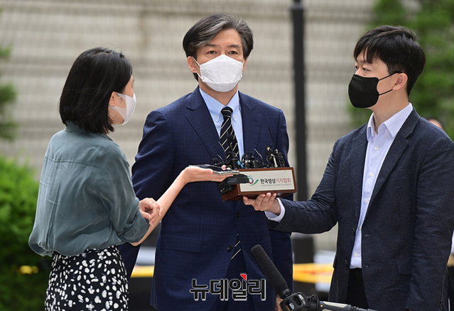 ▲ 조국 전 법무부장관이 11일 서울중앙지법 형사21부(마성영 부장판사) 심리로 열린 '자녀 입시비리' 등 혐의 속행 공판에 출석하고 있다. ⓒ정상윤 기자