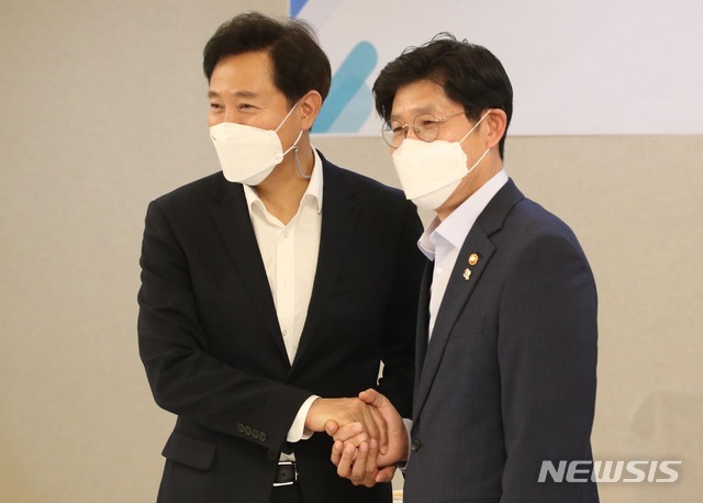 ▲ 노형욱(오른쪽) 국토교통부 장관과 오세훈 서울시장이 9일 오후 서울 종로구 정부서울청사에서 열린 '국토교통부-서울특별시 주택정책 협력 간담회'에 참석해 악수하고 있다. (공동취재사진) ⓒ뉴시스