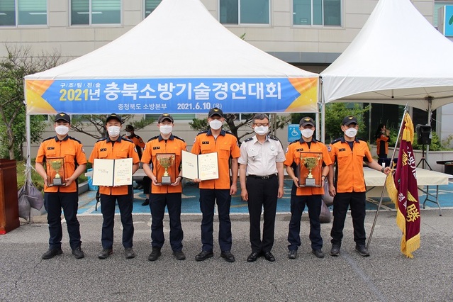 ▲ 지난 8~10일 충주소방서와 진천소방서에서 개최된 충북소방기술경영대회에서 단양소방서가 종합우승을 차지했다. 단양소방서 소방관 등이 기념촬영을 하고 있다.ⓒ충북소방본부