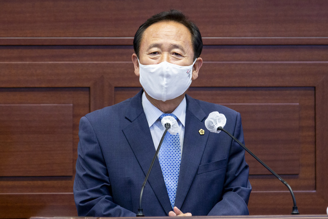 ▲ 경북도의회 농수산위원회 박현국 의원(국민의힘, 봉화)은 11일 제324회 정례회 제2차 본회의 도정질문에서 집행부를 상대로 불법 및 의료 폐기물 관리 대책, 농촌태양광발전 사업 재검토, 농작물재해보험제도 개선 등에 관해 질문했다.ⓒ경북도의회