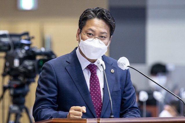 ▲ 경북도의회 배진석 의원(국민의힘, 경주, 기획경제위원회 위원장)은 지난 10일 제324회 정례회 제1차 본회의를 통해, 백신접종율 제고를 위한 경북도 차원의 대책 마련, 지역 대학의 경쟁력 제고를 위한 맞춤 지원 정책 마련, 연구용역의 품질 향상과 관리 방안 마련, 기반구축사업 실태 점검 및 추진 대책 마련을 촉구했다.ⓒ경북도의회
