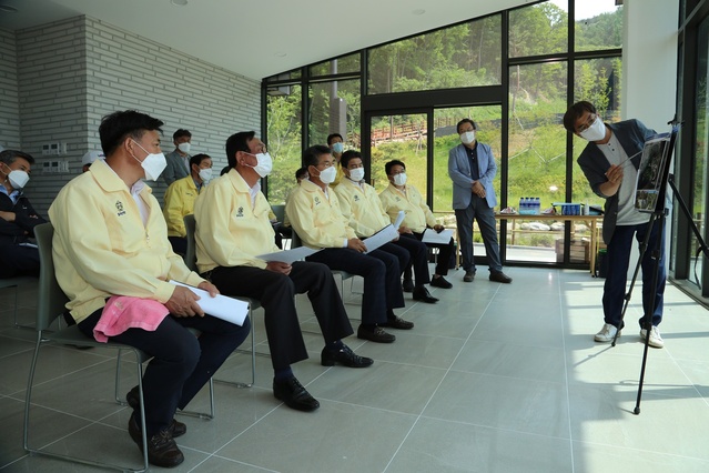 ▲ 칠곡군의회 행정복지위원회(위원장 심청보)와 산업건설위원회(위원장 김세균)는 제274회 제1차 정례회 기간 중인 6월 8일∼9일 양일간 현장방문을 실시해 지역 내 주요 현안을 점검하고 지역형 관광활성화를 위해 함양군 우수사례를 벤치마킹하는 시간을 가졌다.ⓒ칠곡군의회