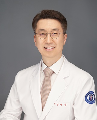 ▲ 계명대학교 대구동산병원의 남성일 부원장(52)이 코로나19 대응의 사회적 공로를 인정받아 보건복지부장관 표창을 받았다.ⓒ계명대