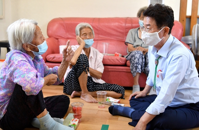 ▲ 경북도는 코로나19로 부분 운영 중이던 경로당을 14일 부터 대부분 운영을 재개한다. 사진은 이철우 경북도지사가 경로당을 찾은 장면.ⓒ경북도