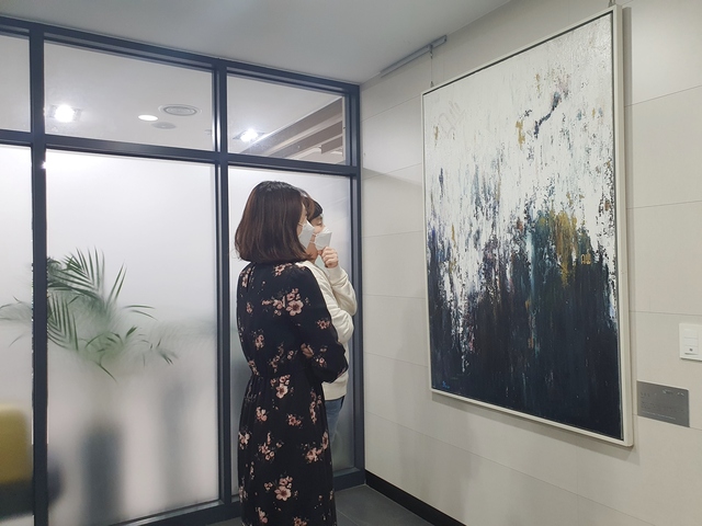 ▲ 대구 수성구(구청장 김대권)는 지난 9일 ‘2021 수성 르네상스 프로젝트–미술작품 대여제’의 작품을 선정하기 위해 심의위원회를 개최하고 총 39점의 작품을 선정했다.ⓒ수성구