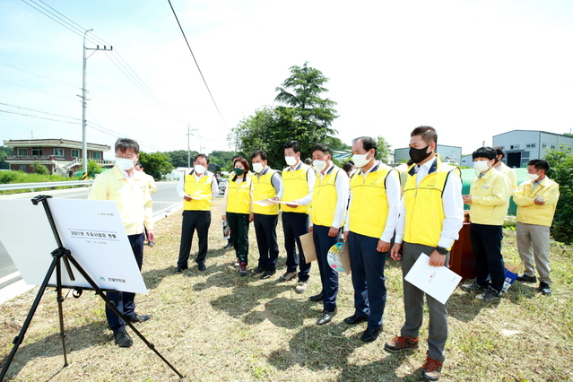 ▲ 성주군의회(의장 김경호)는 내실 있는 2021년도 행정사무감사 진행을 위해 6월 10일, 11일 양일간 관내 주요 사업장을 방문해 현장중심의 의정활동을 펼쳤다.ⓒ성주군의회