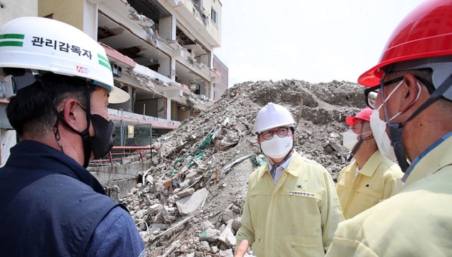 ▲ 장종태서구청장이 지난 11일 숭어리샘 철거작업 공사현장 을 찾아 긴급 점검을 하고 있다. ⓒ대전 서구