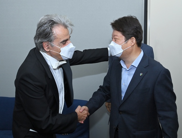 ▲ 대구시립교향악단 제477회 정기연주회 ‘겨울날의 환상’이 6월 11일 오후 7시 30분 대구콘서트하우스 그랜드홀에서 공연됐다. 사진은 권영진 시장(오른쪽)이 공연장을 찾은 장면.ⓒ대구시