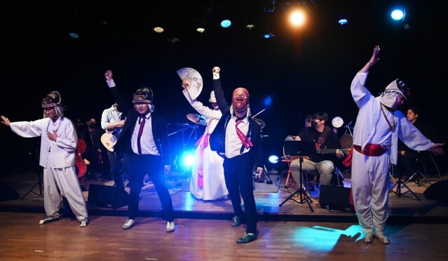 ▲ '로큰롤 애오개본산대놀이' 공연 장면.ⓒ마포문화재단