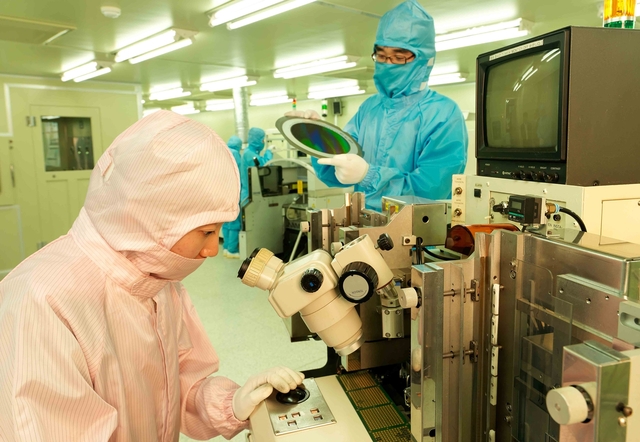 ▲ 영진전문대학교가 2022학년도에 반도체계열을 신설, 반도체와 신소재 분야 인재양성에 나선다. 사진은 이 대학교가 SK하이닉스와 협약으로 개설한 SK하이닉스반 학생들이 교내 반도체공정기술센터에서 실습하는 모습.ⓒ영진전문대