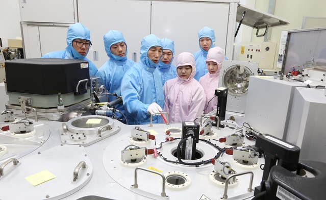 ▲ 대학은 이미 SK하이닉스반, 반도체공정기술반 등을 개설, 많은 성과를 도출하고 있어 신설되는 반도체계열은 전문성을 더욱 높일 것으로 기대된다. 사진은 영진전문대 반도체계열 실습장면.ⓒ영진전문대