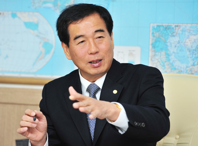 ▲ 최영조 경산시장은 “길어지는 코로나19로 견디기 어려운 벼랑 끝에 몰려있는 소상공인들에게 작은 도움이라도 될 수 있으면 좋겠다”며 “앞으로도 소상공인들을 위한 지역현장에서 가능한 맞춤형 지원 사업들을 지속적으로 발굴 추진하여 지역경제 활성화와 민생 안정을 위해 최선을 다할 것이다”고 말했다.ⓒ경산시