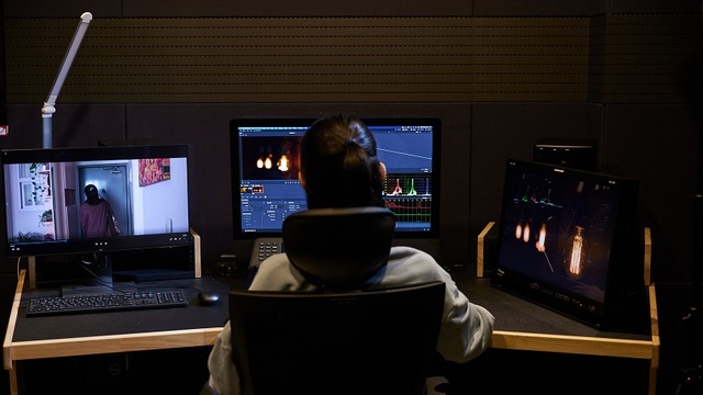 ▲ 한국영상대학교 특수영상제작과 3학년 김태형 군이  '한국조폐공사 창립 70주년 영상공모전'에 제출한 작품을 제작하고 있다.ⓒ한국영상대